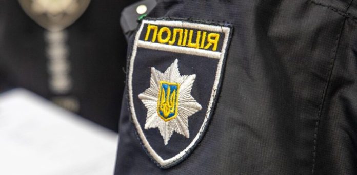 Поліція затримала трьох осіб, які через борг влаштували підпал та погрожували вбивством